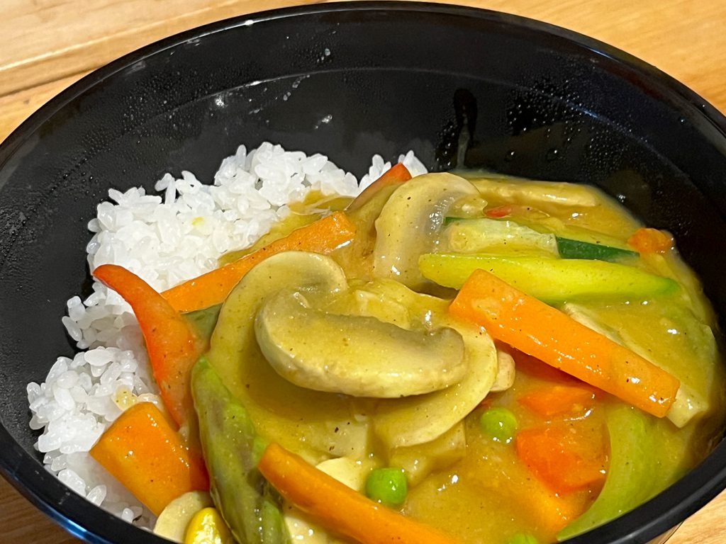 White rice with green curry with vegetables